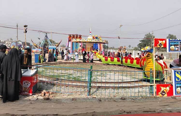 মেলায় বিভিন্ন পণ্যর স্টলের পাশাপাশি রয়েছে শিশুদের বিনোদনের ব্যবস্থা।