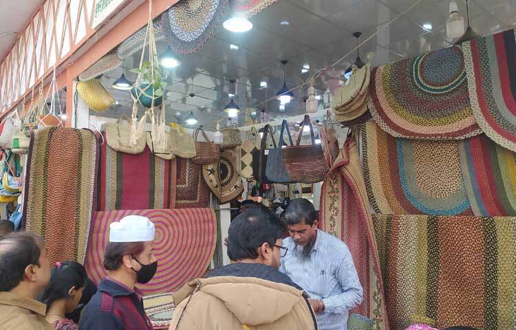 এসব স্টলে শতাধিক উদ্যোক্তা সরাসরি তাদের পণ্য বিক্রির এবং ক্রয়াদেশ পাওয়ার সুযোগ পাচ্ছেন।