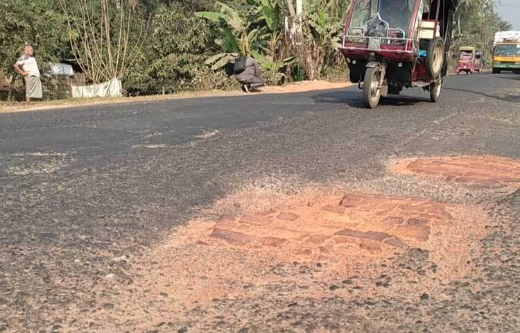 জেলা শহরের মুন্সিবাজার থেকে ভাঙ্গা ইন্টারচেঞ্জ সড়কের সংযোগ পর্যন্ত খানাখন্দে ভরে গেছে। এতে প্রতিনিয়ত ঘটছে দুর্ঘটনা।