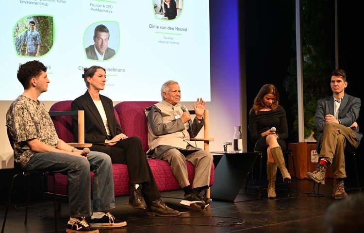 বিশ্ব অর্থনৈতিক ফোরামের বার্ষিক সভার সাইডলাইনে প্রধান উপদেষ্টা প্রফেসর মুহাম্মদ ইউনূস গতকাল সুইজারল্যান্ডের ডাভোসে ক্লাইমেট হাব ইভেন্টে বক্তৃতা করেন। ছবি: পিআইডি