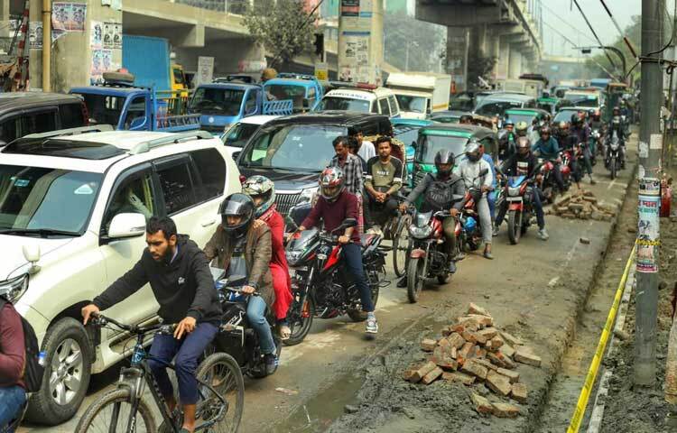 রাজধানীর এমন উন্নয়নে প্রতিনিয়তেই বিপাকে পড়তে হচ্ছে নগরবাসীদের।