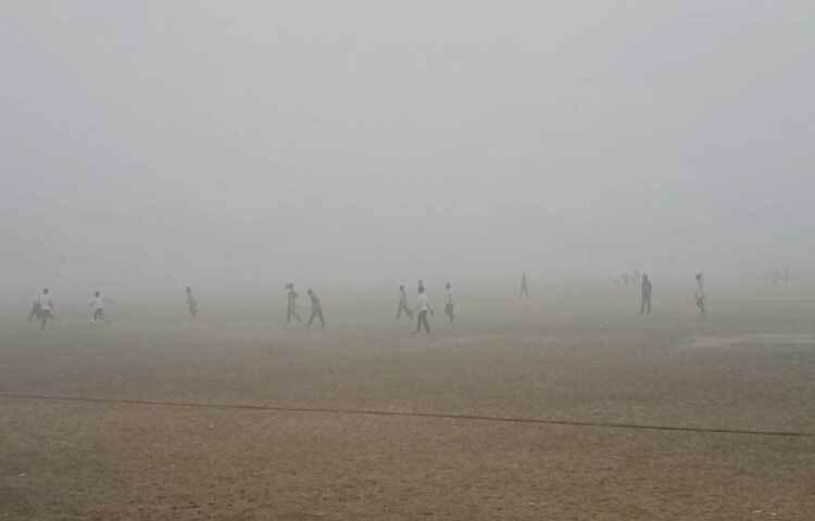 কুয়াশার কারণে ব্যাহত হচ্ছে বোরো চারা রোপণ।