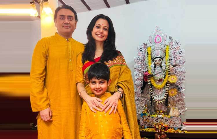 পুজোয় কোয়েলের সাথে স্বামী নিসপাল রানেও ছিল।