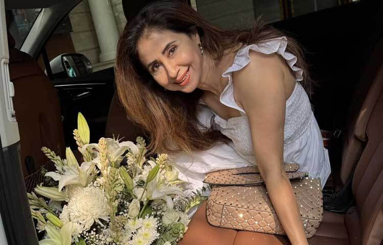 মাত্র ৬ বছর বয়সে শিশুশিল্পী হিসেবে বলিউডে অভিষেক হয় উর্মিলার।