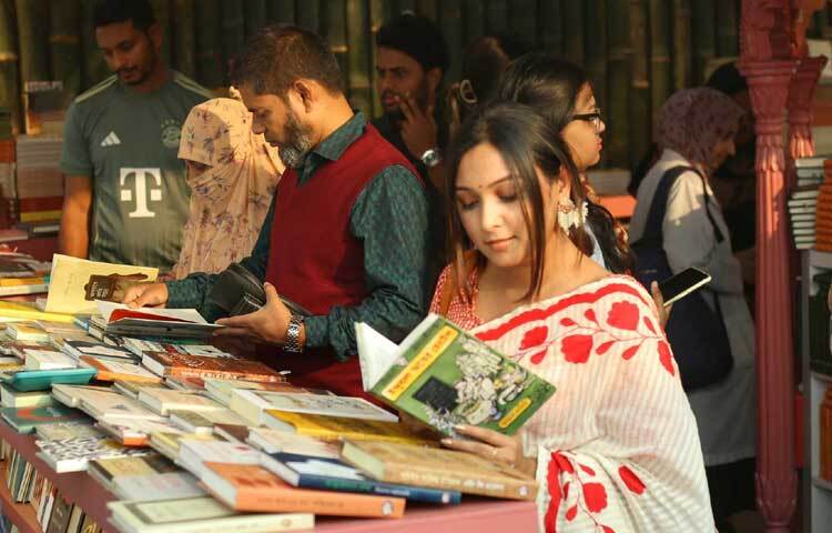 কেউ বই হাতে ছবি তুলছে।