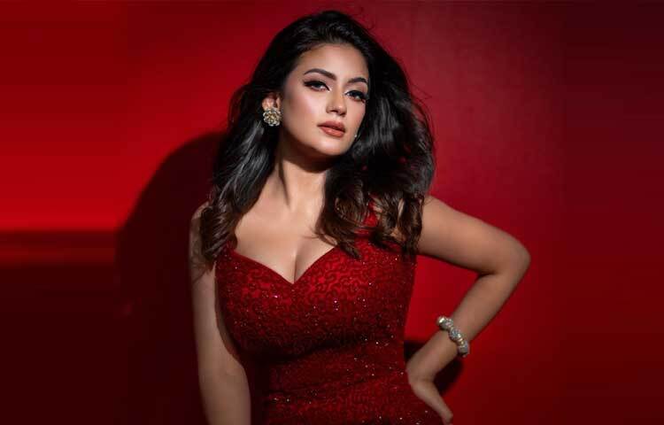 সুইটহার্ট নেকলাইনের লাল গাউনে লাস্যময়ী অভিনেত্রী মন্দিরা চক্রবর্তী।