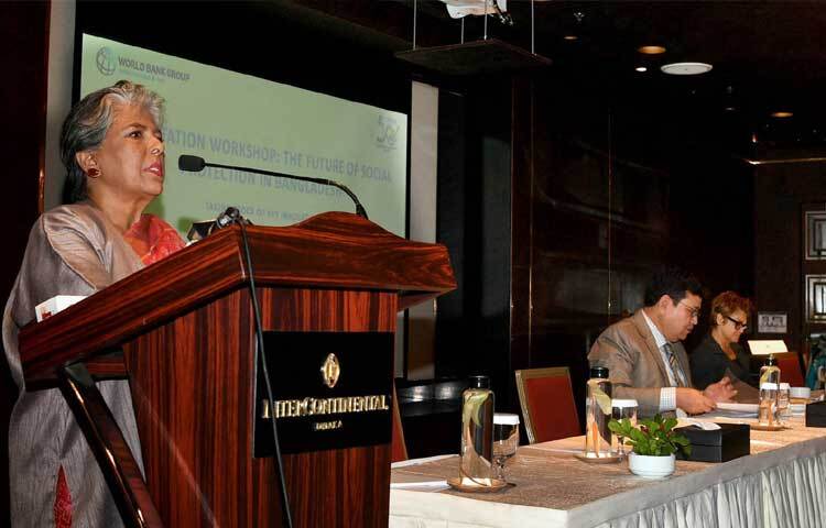 ঢাকায় হোটেল ইন্টারকন্টিনেন্টালে ‘দ্যা ফিউচার অফ সোশ্যাল প্রোটাকশন ইন বাংলাদেশ’ বিষয়ক কর্মশালায় বক্তৃতা করেন সমাজকল্যাণ এবং মহিলা ও শিশু বিষয়ক উপদেষ্টা শারমীন এস মুরশিদ। ছবি: পিআইডি