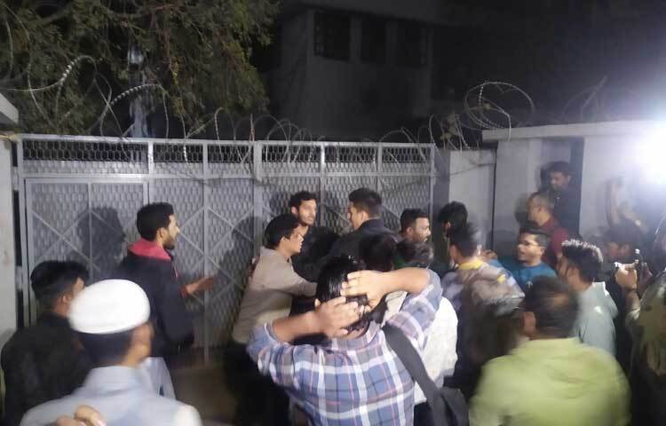 আন্দোলনকারীদের নিয়ন্ত্রণে ৫ ফেব্রুয়ারি রাত ৯টা ২০ মিনিটের দিকে ধানমন্ডি-৩২ নম্বরে উপস্থিত হন সেনাবাহিনীর সদস্যরা।