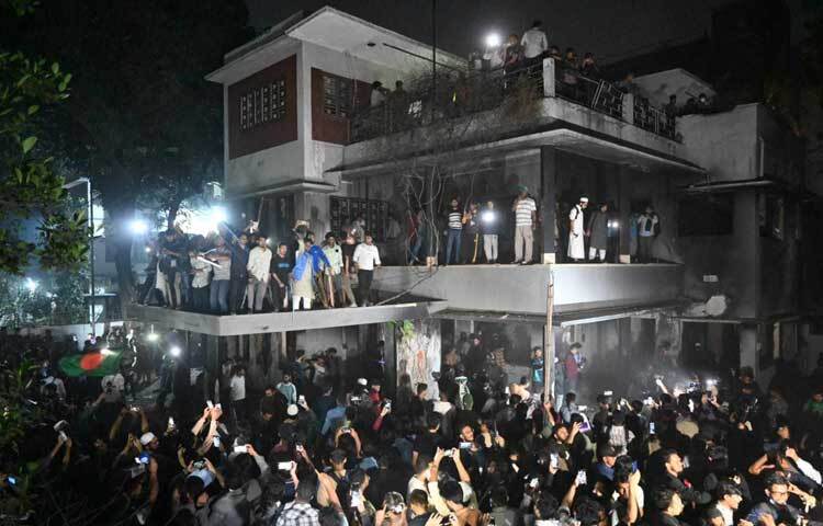 এর আগে সন্ধ্যা সাড়ে ৭ টার দিকে আন্দোলনকারীরা দলে দলে মিছিল নিয়ে জড়ো হন ধানমন্ডি ৩২ নম্বরে। এরপর বিভিন্ন স্লোগান দিতে থাকেন। পরে রাত ৮টা নাগাদ বঙ্গবন্ধু স্মৃতি জাদুঘরের গেট ভেঙে ভেতরে প্রবেশ করে ভাঙচুর শুরু করেন।