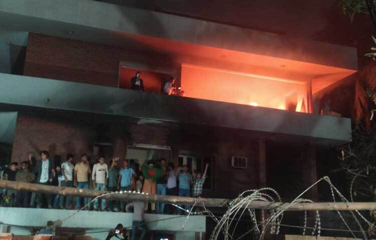 রাজধানীর ধানমন্ডি ৩২ নম্বরের বঙ্গবন্ধু শেখ মুজিবুর রহমানের বাড়িতে ব্যাপক ভাঙচুর চালানোর পর আগুন ধরিয়ে দেওয়া হয়েছে।