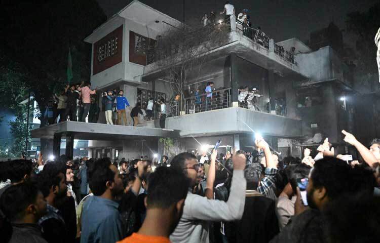 বিক্ষুব্ধ শিক্ষার্থীরা বলেন, স্বৈরাচার শেখ হাসিনা আজকে ছাত্রলীগের ব্যানারে জাতির সামনে ভাষণ দেবেন। যে আমাদের ভাইদের গুলি করে দেশ থেকে পালিয়েছেন, তিনি কী করে কর্মসূচি ঘোষণা করেন। আমরা এ দেশে বঙ্গবন্ধু, শেখ হাসিনার কোনো অস্তিত্ব রাখব না।