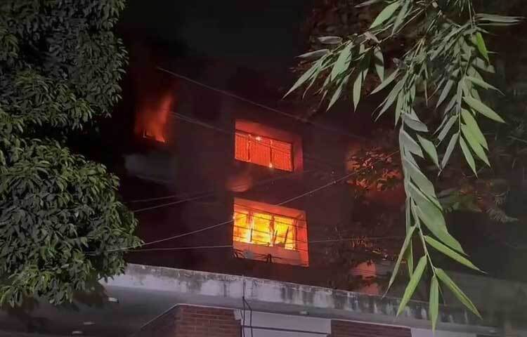 বঙ্গবন্ধুর বাড়ি ভাঙার পর ধানমন্ডি এলাকার ৫ নম্বর সড়কে স্বৈরাচার শেখ হাসিনার বাসভবন সুধা সদনে আগুন দিয়েছে বিক্ষুব্ধ জনতা।