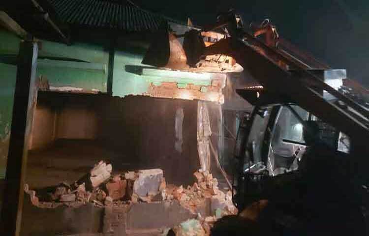 গাইবান্ধা জেলা আওয়ামী লীগের কার্যালয় ভেঙে গুঁড়িয়ে দিয়েছে বৈষম্যবিরোধী ছাত্র-জনতা।