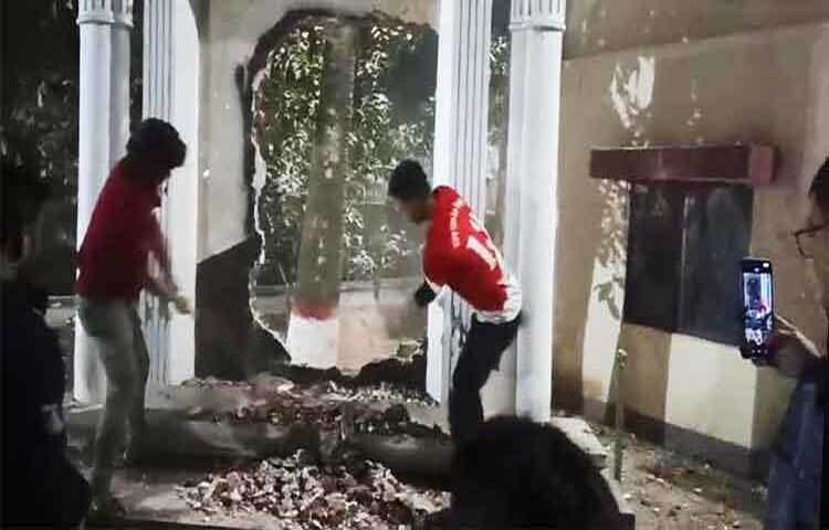 চট্টগ্রামের মিরসরাই উপজেলা পরিষদ চত্বরে স্থাপিত বঙ্গবন্ধু শেখ মুজিবুর রহমানের ম্যুরাল ভেঙে দিয়েছে ছাত্র-জনতা।
