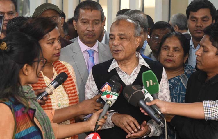 কৃষি উপদেষ্টা লেফটেন্যান্ট জেনারেল (অব.) মো. জাহাঙ্গীর আলম চৌধুরী আজ ঢাকায় মৃত্তিকা সম্পদ উন্নয়ন ইনস্টিটিউটে নবনির্মিত মৃত্তিকা ভবনের উদ্বোধন শেষে সাংবাদিকদের ব্রিফ করেন। ছবি: পিআইডি