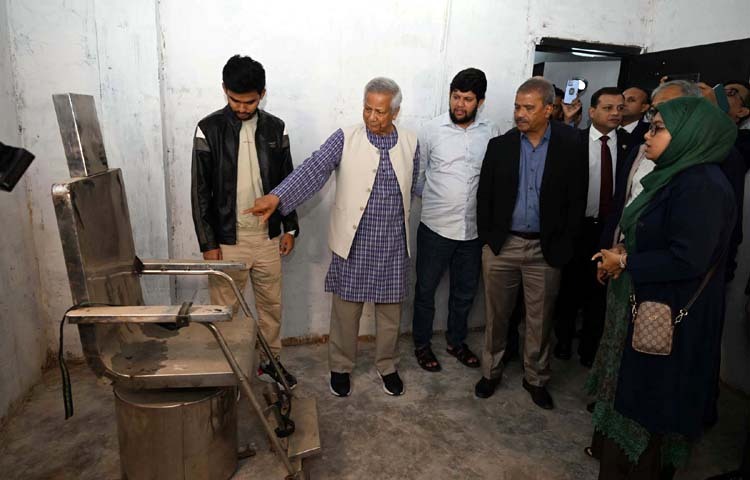 প্রধান উপদেষ্টা প্রফেসর মুহাম্মদ ইউনূস আজ রাজধানীর আগারগাঁওয়ে বিগত আওয়ামী লীগ সরকারের আমলে গুম করে আটকে রাখার গোপন বন্দিশালা আয়নাঘর পরিদর্শন করেন। এ সময় কয়েকজন উপদেষ্টা উপস্থিত ছিলেন। ছবি: পিআইডি
