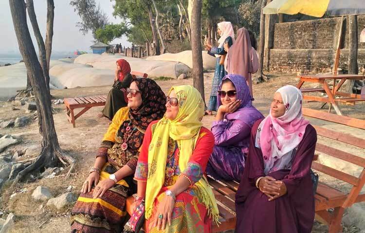 এখানে বেড়িবাঁধের ব্লকে বসে অনেকে খোশ গল্প করছে, কেউ হাঁটাহাঁটি করছে। কেউ বা গিটারের তালে গান তুলছে। অনেকে সেলফি নিয়ে ব্যস্ত।