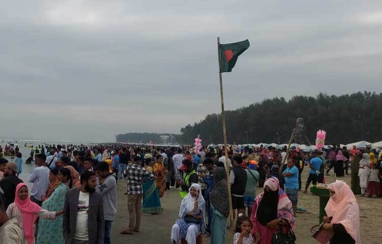 গতবছরের তুলনায় এবার সাপ্তাহিক বন্ধ বা খোলার দিনেও প্রায় সমান পর্যটক পাচ্ছে পর্যটনসেবা প্রতিষ্ঠানগুলো।