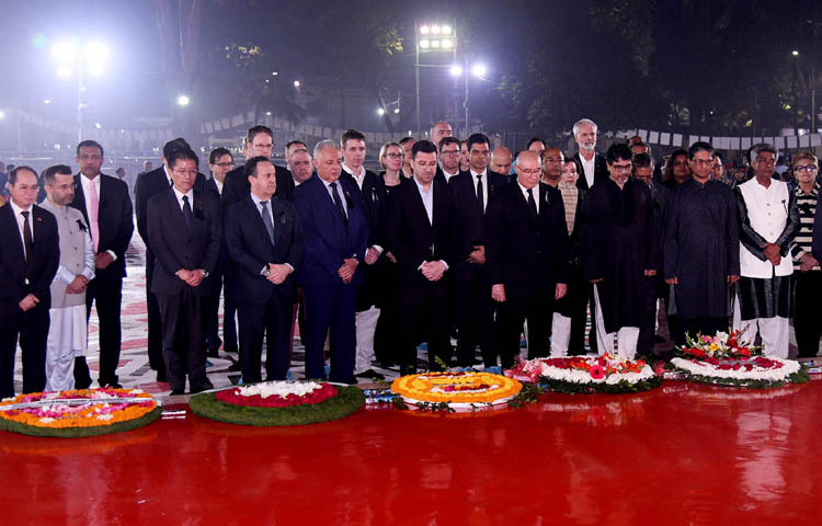 মহান শহীদ দিবস ও আন্তর্জাতিক মাতৃভাষা দিবস উপলক্ষে পররাষ্ট্র সচিব মো. জসীম উদ্দিনের নেতৃত্বে মন্ত্রণালয়ের ঊর্ধ্বতন কর্মকর্তা এবং বিদেশি কূটনৈতিক কোরের সদস্যরা ঢাকায় কেন্দ্রীয় শহীদ মিনারে পুষ্পস্তবক অর্পণ করে ভাষাশহীদদের প্রতি শ্রদ্ধা জানান। ছবি: পিআইডি