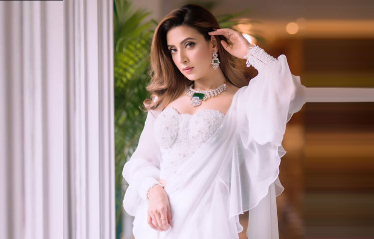 সাদায় শুভ্রতা ছড়াচ্ছেন লাক্স সুন্দরী মিম।