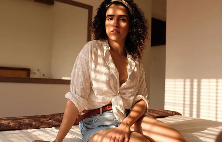 সাদা টপস, জিন্সের শর্টস আর নো মেকাপ লুকে বেশ মায়াবী লাগছে তাকে।