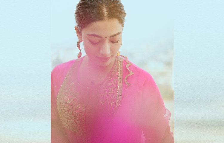 সম্প্রতি সামাজিক যোগাযোগমাধ্যমে বেশকিছু ছবি শেয়ার করেছেন এই অভিনেত্রী।