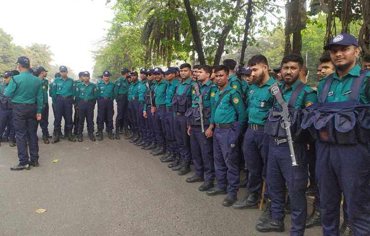 নতুন রাজনৈতিক দলের আত্মপ্রকাশ ঘিরে লাখো মানুষের জমায়েত হবে বলে মনে করেন দ্বায়িত্বরত আইনশৃঙ্খলা বাহিনীর সদস্যরা। ফলে আজ সব ধরনের নিরাপত্তা ব্যবস্থা নেওয়া হয়েছে। ছবি: জাগো নিউজ