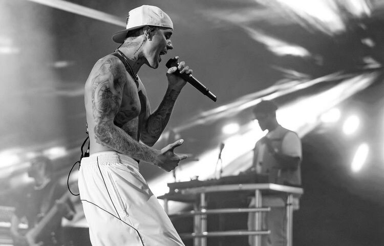 ২০০৯ সালে মুক্তি পায় জাস্টিন বিবারের প্রথম একক সংগীত ‘ওয়ান টাইম’, যা মুহূর্তের ভেতর পুরো বিশ্বে জনপ্রিয়তা লাভ করে।