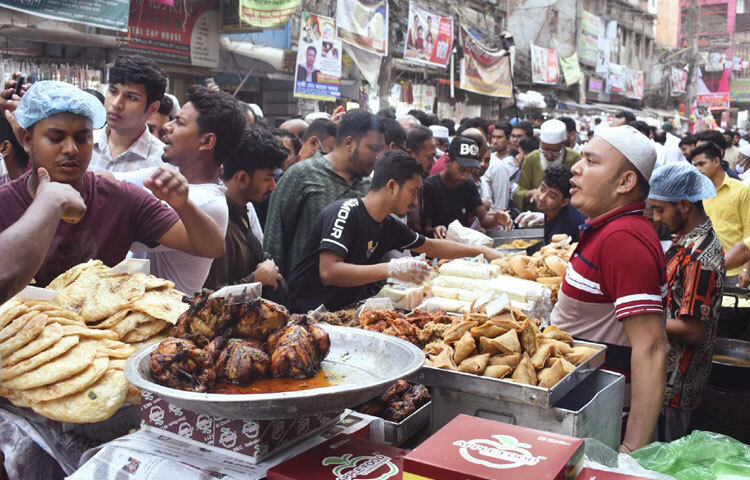 বিক্রেতারা দোকান সাজিয়ে হাঁকডাক করে ডাকছিলেন ক্রেতাদের, আর রোজাদাররা ভিড় করছিলেন পছন্দের খাবার কিনতে।