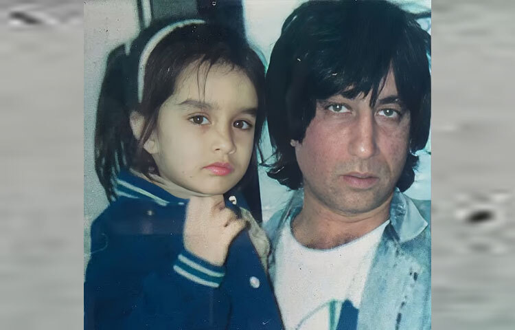 বাবা শক্তি কাপুরের কোলে ছোট্ট শ্রদ্ধা।