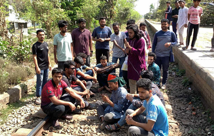 রেলওয়ে স্টেশনের ভারপ্রাপ্ত স্টেশন ম্যানেজার শহিদুল আলম বলেন, সকাল থেকে ট্রেন চলাচল স্বাভাবিক ছিল। তবে এখন সব ট্রেন রাজশাহী স্টেশন ও হরিয়ান স্টেশনে আটকা আছে। এ আন্দোলন স্থগিত না হওয়া পর্যন্ত ট্রেন চলাচল স্বাভাবিক হবে না।