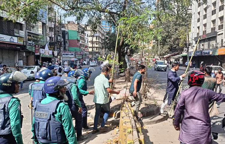 পুলিশকে রুখে দাঁড়ানোর চেষ্টা করে নিষিদ্ধ সংগঠনটির নেতা-কর্মীরা। এর ফলে উভয়পক্ষের মধ্যে ধাওয়া-পাল্টা ধাওয়ার ঘটনা ঘটে। ছবি: জাগো নিউজ