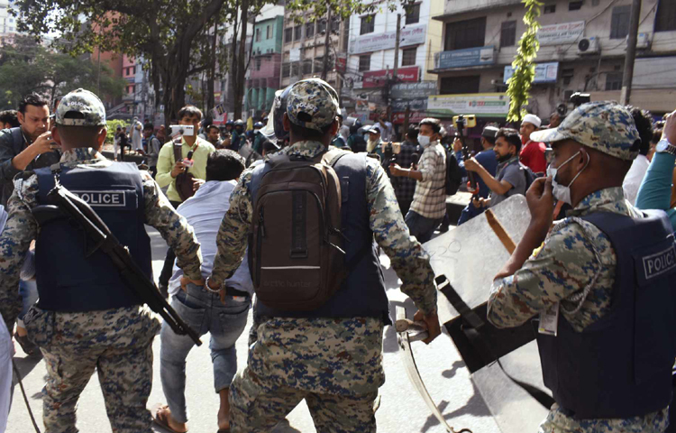 পূর্বঘোষণা অনুযায়ী বায়তুল মোকাররমের সামনে থেকে মার্চ ফর খিলাফাহ নামে মিছিল করেছে নিষিদ্ধ হিযবুত তাহরীরের কর্মীরা। তারা মসজিদের উত্তর গেট থেকে তারা মিছিল নিয়ে বিজয় নগর পানির ট্যাংকি এলাকায় গিয়ে থেমে যায়। সেখানে পুলিশ লাঠিচার্জ ও টিয়ারসেল-সাউন্ড গ্রেনেড নিক্ষেপ করলে তারা ছত্রভঙ্গ হয়ে যায়। ছবি: জাগো নিউজ