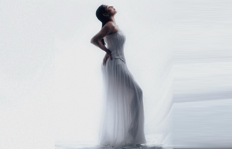 ওয়েট লুকে ঠিক যেন সাদা পরী।