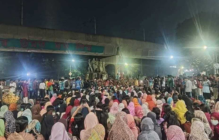 ৮ মার্চ দিনগত রাত রাত আড়াইটার দিকে ছাত্রীদের পক্ষ থেকে বৈষম্যবিরোধী ছাত্র আন্দোলনের মুখপাত্র উমামা ফাতেমা এ আলটিমেটাম দেন।