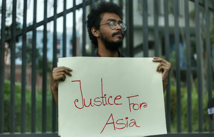 বিক্ষোভে অংশ নেওয়া শিক্ষার্থীদের হাতে ‘নো মোর রেপিস্ট, উই ওয়ান্ট জাস্টিস’, ‘একটা একটা ধর্ষক ধর, ধইরা ধইরা জবাই কর’, ‘রশি লাগলে রশি নে, ধর্ষকের ফাঁসি দে’, ‘কণ্ঠে আবার লাগাও জোর, ধর্ষকদের কবর খোড়’, ‘আমার বোন আইসিইউতে, রেপিস্ট কেন বাহিরে’লেখা প্ল্যাকার্ড দেখা যায়।