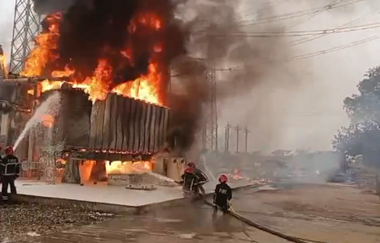 সকাল ৭টা ১৫ মিনিটের দিকে সাভারের আমিন বাজারে অবস্থিত বিদ্যুতের পাওয়ার গ্রিডে এই আগুনের সূত্রপাত হয়।