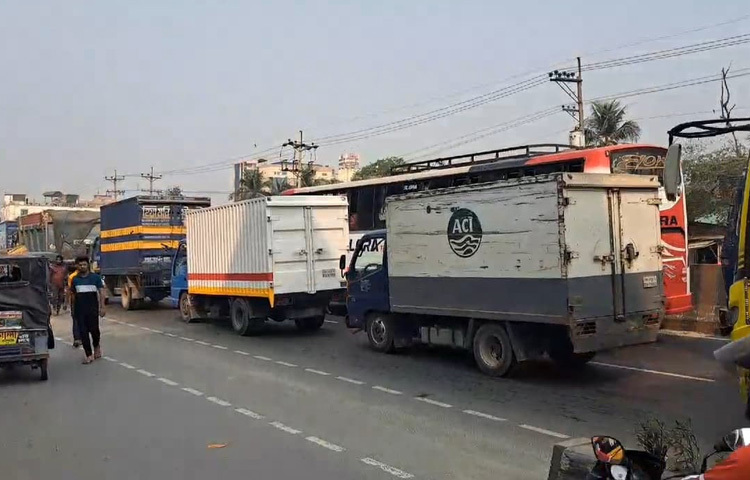 এক পর্যায়ে শ্রমিকরা হোসেন মার্কেট ইম্পেরিয়াল হাসপাতালের সামনের ঢাকা-ময়মনসিংহ মহাসড়কে অবস্থান নিয়ে অবরোধ সৃষ্টি করেন। এতে ওই মহাসড়কের উভয়দিকে যানবাহন চলাচল বন্ধ হয়ে যায়।