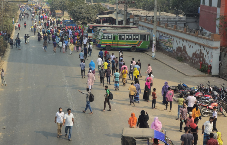 বুধবার ভোরে ৫টা ৪০ মিনিটে কারখানায় আসার সময় সড়ক দুর্ঘটনায় মারা যান তিনি। এর প্রতিবাদে শ্রমিকরা ঢাকা-ময়মনসিংহ মহাসড়ক অবরোধ করেন।