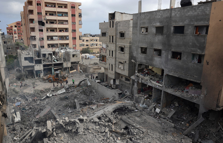 গাজার হামাস-নিয়ন্ত্রিত স্বাস্থ্য মন্ত্রণালয় জানিয়েছে, সেখানে এখন পর্যন্ত কমপক্ষে ৪৮ হাজার ৫৭২ ফিলিস্তিনি নিহত হয়েছে। এছাড়া আহত হয়েছে আরও ১ লাখ ১২ হাজার ৩২ জন।