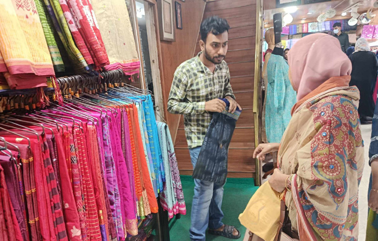 তাঁতের শাড়ি পাওয়া যাচ্ছে ১০০০ থেকে থেকে ২৫০০ টাকার মধ্যে।