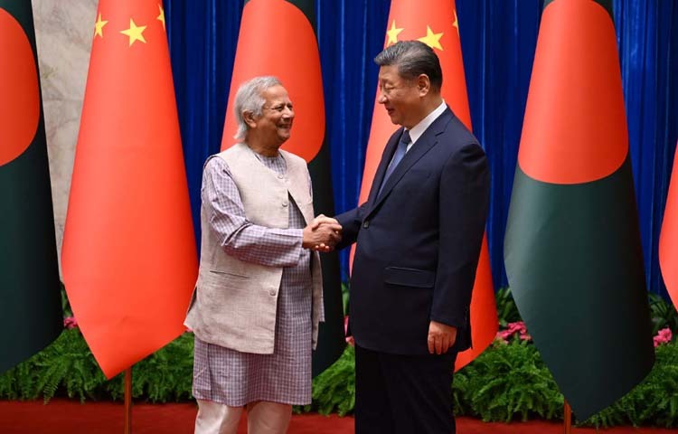 প্রধান উপদেষ্টা প্রফেসর মুহাম্মদ ইউনুস আজ বেইজিংয়ের পিপলস গ্রেট হলে চীনের প্রেসিডেন্ট শি জিনপিংয়ের সঙ্গে সাক্ষাৎ করেন। ছবি: পিআইডি