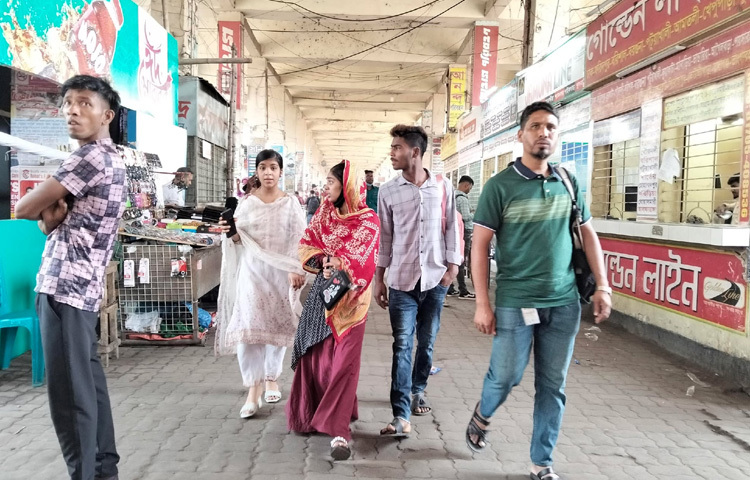 কোনো কোনো কাউন্টারের সামনে যাত্রীদের ভিড়ও দেখা গেছে। তবে বিগত বছরগুলোর মতো যাত্রীদের উপচে পড়ার চিত্র নেই।