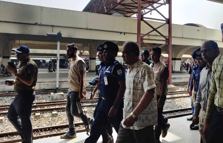 এ সময় তিনি স্টেশনের ১ নম্বর প্ল্যাটফর্মে দাঁড়িয়ে থাকা একটি ট্রেনের ঘরমুখো যাত্রীদের সঙ্গে কথা বলেন।