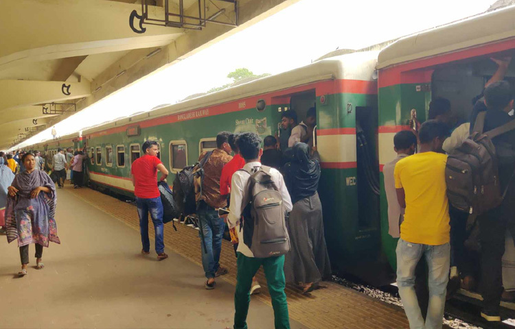 আন্তঃনগর ট্রেনে কোনো শিডিউল বিপর্যয় নেই। এমনকি কমিউটার ও লোকাল ট্রেনগুলোও যথাসময়ে ছেড়ে যাচ্ছে। শুধু কর্ণফুলী কমিউটার ট্রেনটি ১১ মিনিট দেরিতে ছেড়েছে আজ।