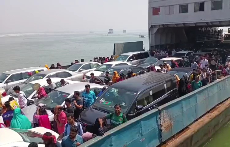 এদিকে যাত্রী ও যানবাহনের চাপ বাড়লেও দৌলতদিয়া-পাটুরিয়া নৌরুটে পর্যাপ্ত ফেরি-লঞ্চ চলাচল করায় ও ঘাট এলাকায় যানযট না থাকায় দৌলতদিয়া প্রান্তে নেমে দুর্ভোগ ছাড়াই গন্তব্যে ছুটছেন মানুষ।