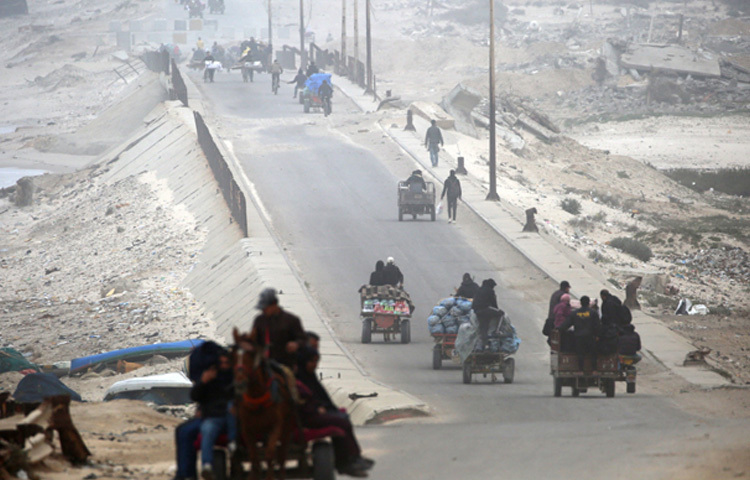 স্থানীয় বাসিন্দারা জানিয়েছেন, ঈদের কেনাকাটা বা নতুন জামা-কাপড় কেনার মতো সামর্থ্য তাদের নেই। আর অনেক পরিবার তো শুধু ত্রাণের উপর নির্ভরশীল। রাফাহ, খান ইউনিস ও গাজা সিটির বাজারগুলোতে ঈদের কোনো বিশেষ প্রস্তুতিও দেখা যায়নি।