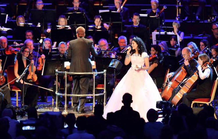 মাত্র ৭ বছর বয়সেই পলক কার্গিল যুদ্ধে আহত সেনাদের চিকিৎসার জন্য রাস্তায় গান গেয়ে ২৫ হাজার টাকা সংগ্রহ করেছিলেন।