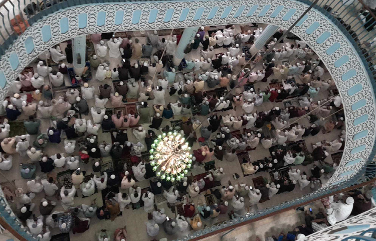 ঈদুল ফিতরের প্রথম জামাতে অংশ নিতে ফজর নামাজের পর থেকেই রাজধানীর বিভিন্ন প্রান্ত থেকে মুসল্লিরা বায়তুল মোকাররমে আসতে থাকেন।