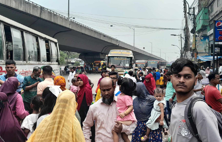 এসময় যাত্রাবাড়ী চৌরাস্তায় ঢাকা-শরীয়তপুর রুটে চলাচল করা ফেম পরিবহনের একটি গাড়ি এলে যাত্রীরা হুড়মুড় করে তাতে উঠে পড়েন।
